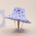 Dettaglio cappello parasole viola a tesa larga con pois colorati e laccetto sottogola - Punti Viola Chiaro Blu Giallo (18#)