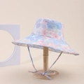Dettaglio del cappello a secchiello floreale con motivi tenui e laccio antivento - Floreale Blu Chiaro Rosa Viola (16#)