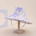 Dettaglio del cappello da sole a fiori viola con fiocco antivento in tinta abbinata - Piccolo Floreale Viola Bianco (14#)