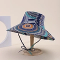 Dettaglio del cappello da sole bohémien con motivi mandala e cinturino regolabile abbinato - Mandala Bohemien Blu Bianco (25#)
