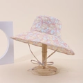 Dettaglio di un cappello da sole a tesa larga azzurro con eleganti motivi floreali rosa - Floreale Blu Chiaro Rosa Giallo (21#)