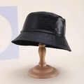 Cappello a secchiello minimalista in pelle PU nera con texture lucida e cuciture circolari - Nero