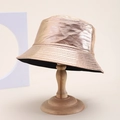 Cappello a secchiello in pelle PU con finitura metallica oro rosa su supporto in legno - Oro rosa