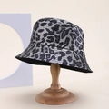 Chapeau bob à motif léopard gris argenté sur support en bois pour une protection solaire chic - Léopard Jaune Brun
