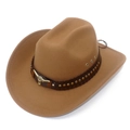 Dettaglio cappello cowboy kaki con emblema testa di toro e fascia in pelle borchiata - Taglia unica / Marrone