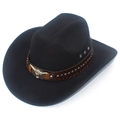 Dettaglio cappello da cowboy con fascia in pelle marrone, borchie e testa di toro argento - Taglia unica / Nero