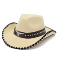 Dettaglio di un cappello da cowboy con borchie argentate e distintivo a testa di toro - Taglia unica / Beige