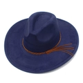 Detail eines dunkelblauen Fedora-Hutes aus Wildlederimitat mit braun geflochtenem Hutband - Einheitsgröße / Marineblau