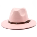 Dettaglio del cappello fedora rosa chiaro con fascia in ecopelle marrone scuro e fibbia in metallo - Rosa
