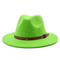 Dettaglio ravvicinato di un cappello fedora verde neon con fascia in pelle borchiata - Verde Fluorescente