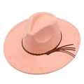 Detailaufnahme des rosa Fedora-Hutes aus Wildlederimitat mit geflochtenem Lederband - Einheitsgröße / Rosa