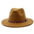 Dettaglio del cappello fedora marrone con fascia in ecopelle, fibbia in metallo e rivetti - Marrone