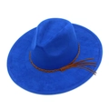 Detail eines dunkelblauen Fedora-Hutes mit breiter Krempe und braunem Leder-Quastenband - Einheitsgröße / Königsblau