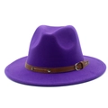 Dettaglio cappello fedora in lana viola con cinturino in pelle marrone e fibbie metallo - Viola