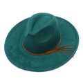 Detailansicht des dunkelgrünen Fedora-Hutes mit braunem Lederband und Fransenverzierung - Einheitsgröße / Dunkelgrün