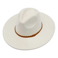 Vue détaillée du chapeau fedora crème à bord large avec ruban décoratif en cuir tressé - Beige