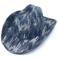 Dettaglio di paillettes argentate scintillanti su cappello cowboy in denim blu e tesa - Taglia unica / Blu scuro