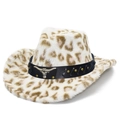 Dettaglio della trama leopardata e della fibbia metallica a corno su un cappello fedora - Leopardo Marroncino Chiaro