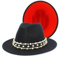 Detail van fedora hoed met elegante parelband en contrasterende rode binnenvoering - Zwart Rood Contrast Meerrijige Parels Stijl