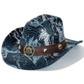 Dettaglio cappello da cowboy blu con stampa serpente e cinturino in pelle borchiato - Corona Piatta / Verde