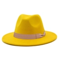 Dettaglio del cappello fedora giallo in feltro con nastro in canneté marrone e fiocco piatto - Giallo