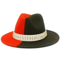 Dettaglio del cappello fedora rosso e verde con fascia bianca, strass dorati e borchie argento - Verde militare