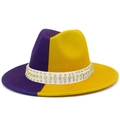 Dettaglio del cappello bicolore viola e giallo con fascia decorata di strass e rivetti - Viola e Giallo