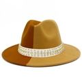 Dettaglio di cappello in feltro bicolore con fascia decorata con strass e rivetti - Marrone Cachi
