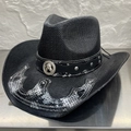 Vintage schwarzer gewebter Western-Cowboyhut mit Pferde-Badge und Nietengürtel - Einheitsgröße / Schwarz