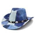 Detailaufnahme von Denim-Cowboyhut mit Nietenlederband und silbernen Metallschnallen - Herz-Pinch-Krone Stil A