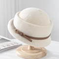 Elegante sombrero de punto crema con cinturón de cuero marrón y hebilla metálica dorada - Talla única / Blanco Roto