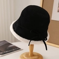 Detalle de gorro de pescador de ante negro con ala de borreguillo blanco y un lazo - Talla única / Negro