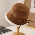 Detalle de gorro de ante marrón oscuro con forro de felpa blanca y lazo decorativo - Talla única / Marrón