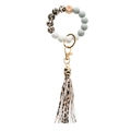 Dettaglio bracciale portachiavi in perle di silicone con nappa a stampa leopardata - Leopardo Giallo