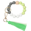 Détail du bracelet porte-clés en perles de silicone gris et gland en cuir vert vif - vert clair