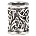 Vue macro de perles de barbe viking en argent antique avec des motifs de nœuds celtiques - Style de Nœud Celtique