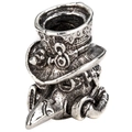 Détail macro d'une perle médecin de la peste en argent antique avec masque steampunk - Style Docteur de la Peste