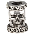 Gros plan sur une perle crâne viking argentée antique avec grand trou pour accessoires - Style Crâne Viking