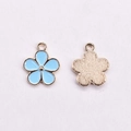 Detailansicht der Vorder- und Rückseite hellblauer Emaille-Blumenanhänger für DIY-Schmuck - Runder Fünfblatt-Blume / Blau