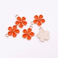 Detailansicht orangefarbener Emaille-Blumenanhänger mit roségoldener Metallrückseite für DIY - Runder Fünfblatt-Blume / Orange