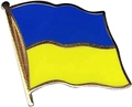 Dettaglio della spilla bandiera ucraina con effetto ondulato e bordi in metallo dorato - Stile Bandiera dell'Ucraina Ondeggiante