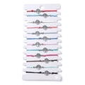 Set van 12 kleurrijke gevlochten armbanden met Levensboom-bedels op een displaykaart - Levensboom Stijl