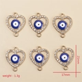 Detalle de colgantes de corazón de ojo turco con diamantes de imitación y medidas - Estilo Corazón Hueco Azul