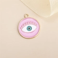 Detalle macro del colgante de ojo turco con esmalte rosa y acabado metálico dorado - Ojo con Pestañas Redondo Rosa