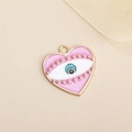 Primer plano de colgante de corazón esmaltado rosa con ojo turco y cuentas de oro - Ojos en forma de corazón rosa