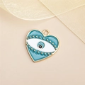 Vue détaillée du pendentif œil porte-bonheur en forme de cœur avec émail bleu et or - Yeux en forme de cœur vert