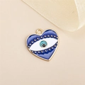 Détail d'un pendentif cœur avec œil protecteur en émail bleu pour bijoux DIY - Yeux en forme de cœur bleu
