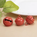 Vue détaillée de trois clochettes rouges en métal avec boucles de suspension décoratives - Rouge Orangé