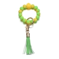 Dettaglio portachiavi con perle in silicone giallo e verde neon, chiusura oro e nappa - Contrasto Giallo e Verde