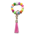 Dettaglio portachiavi in perle di silicone con anello dorato e nappa in pelle rosa - Stile Multicolore